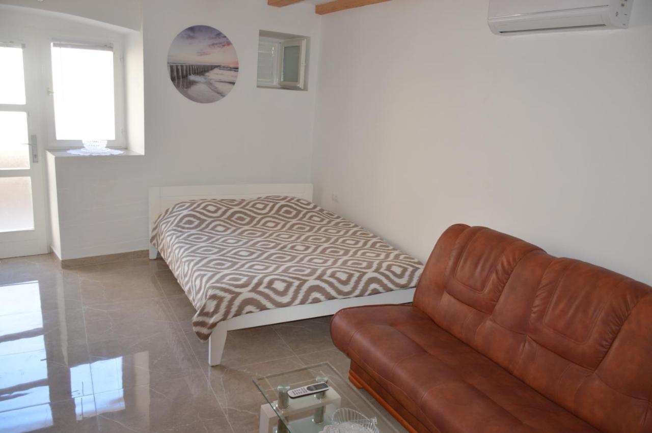 Studio Apartman Kata Prvic Sepurine Exterior foto